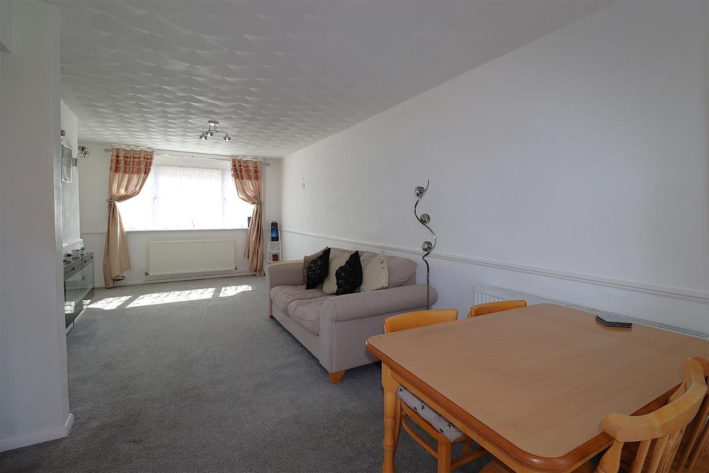Property photo 3 of 21 Lounge 3.Jpg