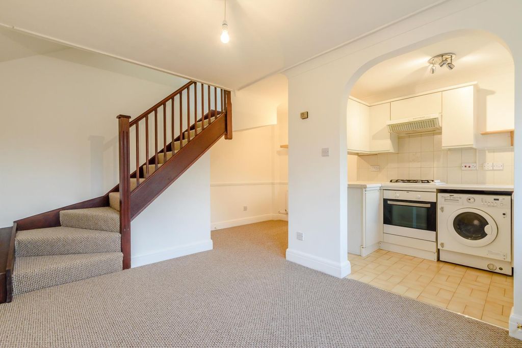 Property photo 2 of 12 Lounge