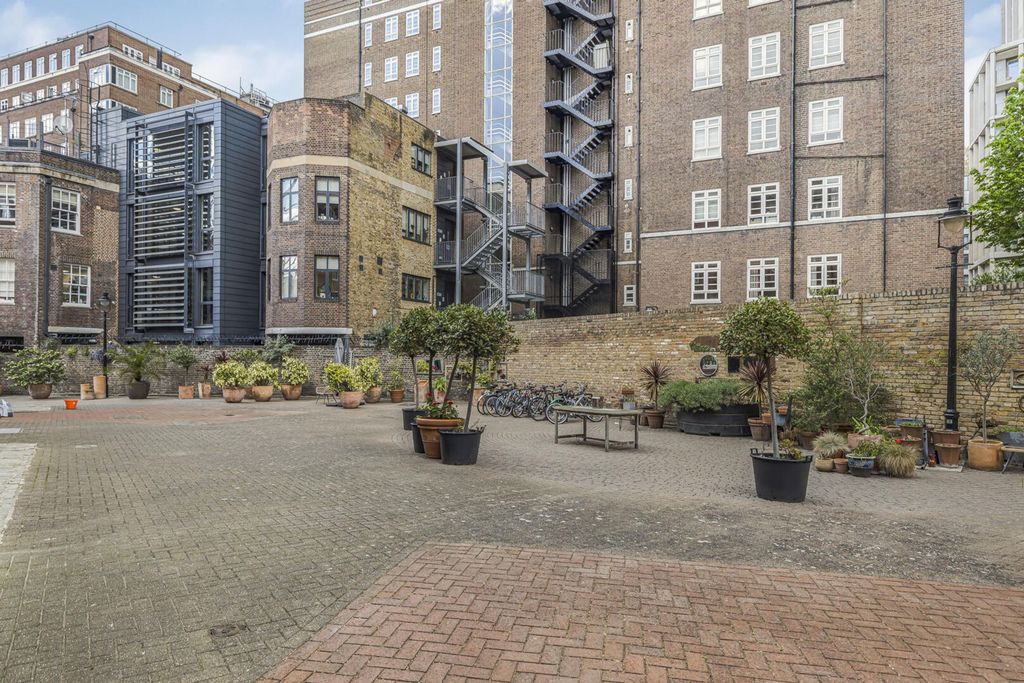 Property photo 3 of 10 Courtyard