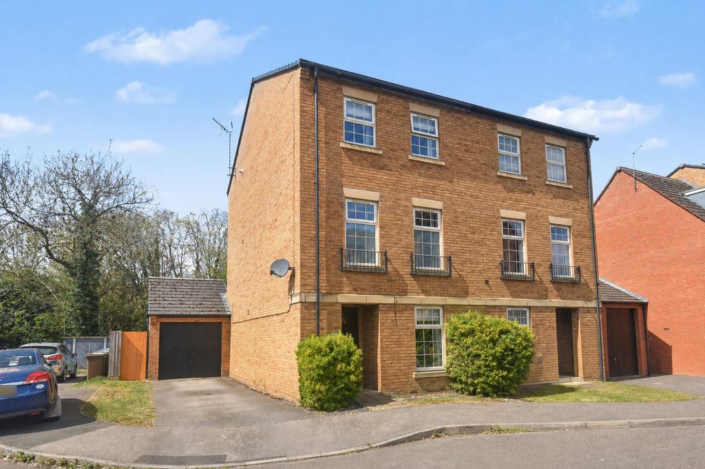 Property photo 1 of 25 42 Outfield Close.Png