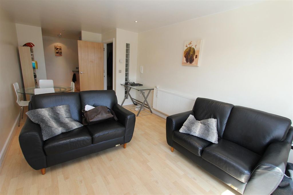 Property photo 1 of 9 Living Room1.Jpg