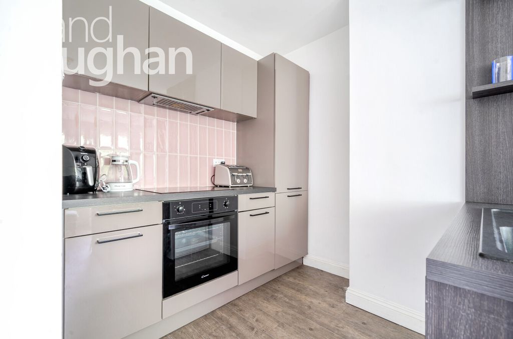Property photo 3 of 7 Kitchen