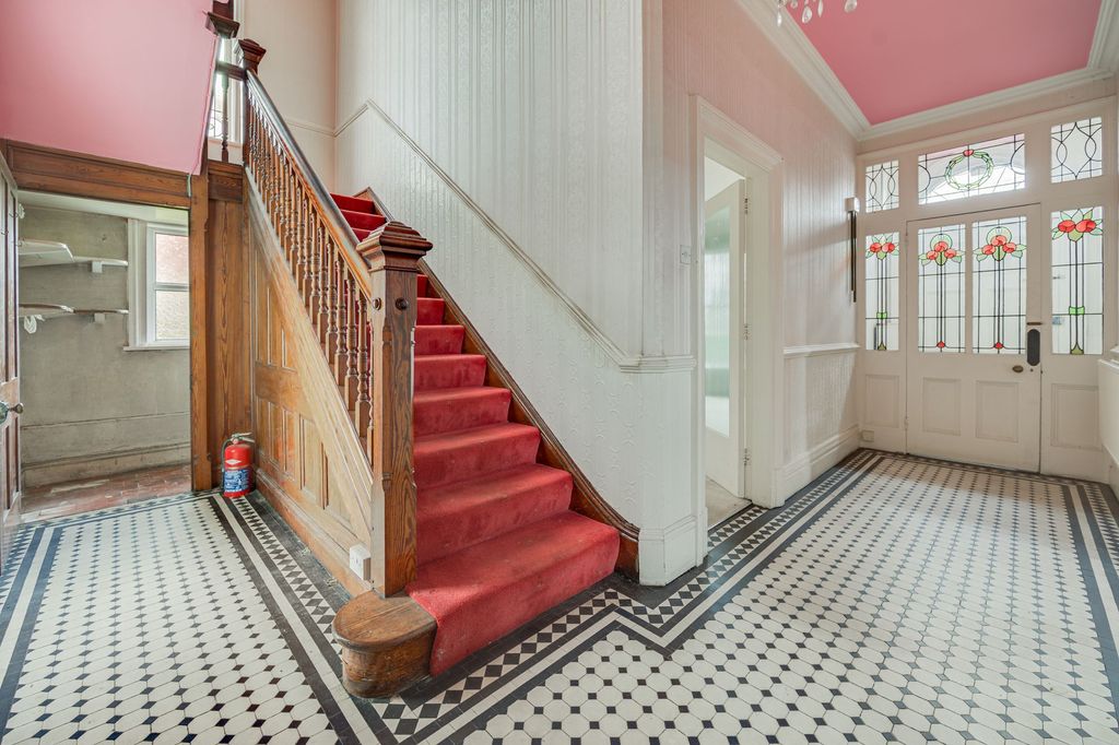 Property photo 2 of 33