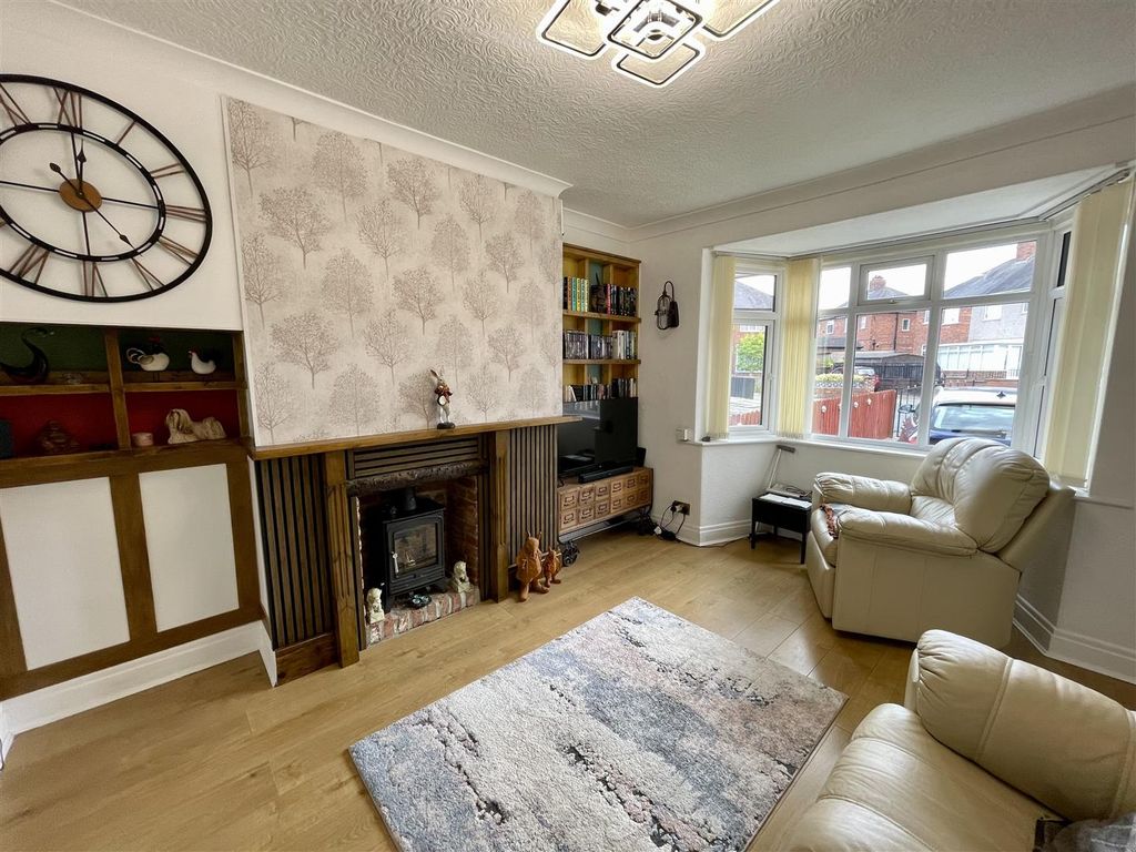 Property photo 2 of 13 Lounge
