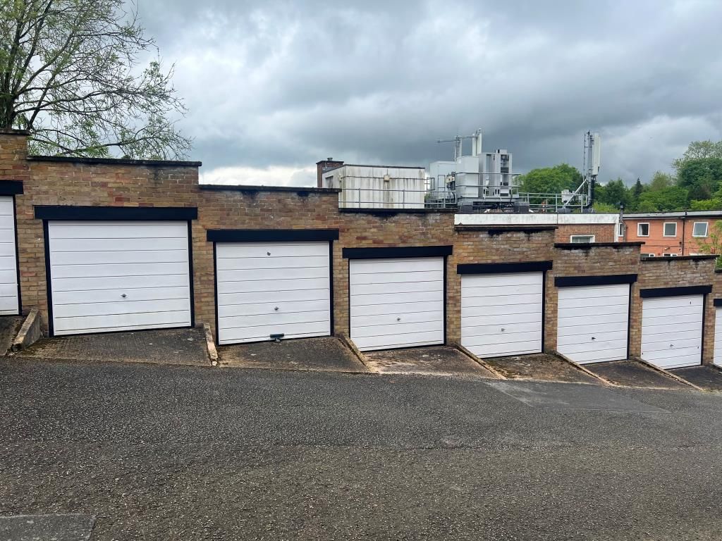 Property photo 2 of 11 Garage