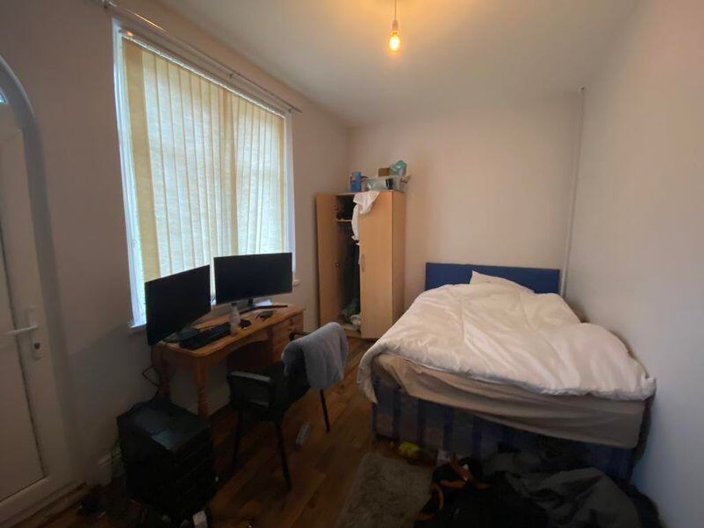 Property photo 3 of 5 A Cozy Double Bedroom Featuring A Comfortable Bed ...