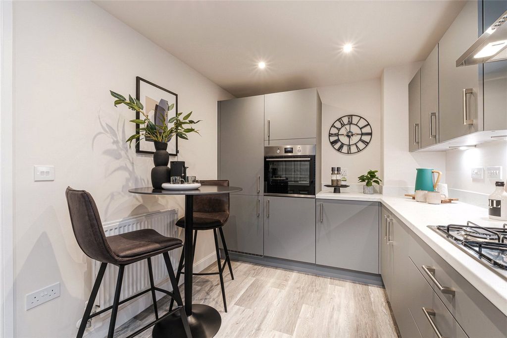 Property photo 3 of 11 Kitchen