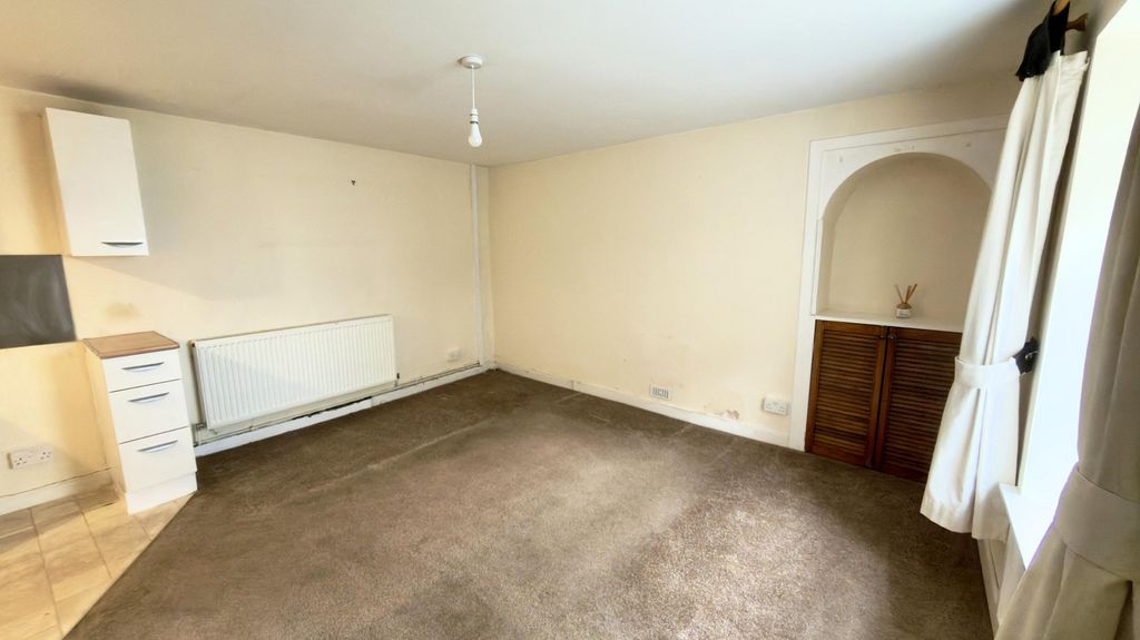 Property photo 3 of 11 Lounge