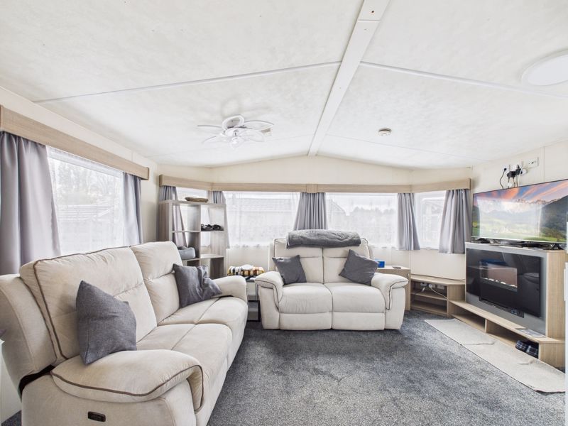 Property photo 3 of 11 Lounge