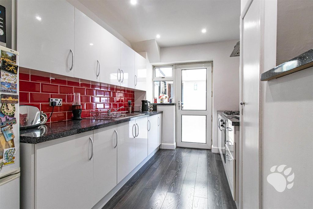 Property photo 2 of 25 Kitchen