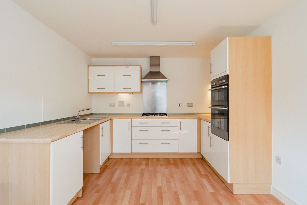 Property photo 2 of 25