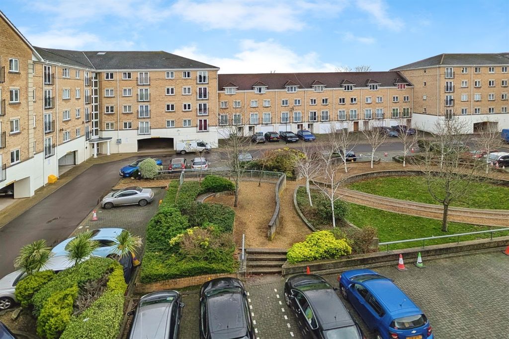 Property photo 3 of 10 (Thumbnail)