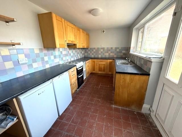 Property photo 3 of 11 Kitchen