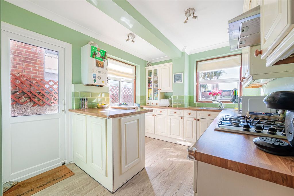 Property photo 3 of 19 Kitchen