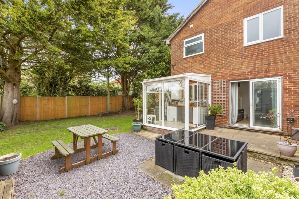 Property photo 2 of 16 88 Lansdowne Way, Hp11 1Tw-11.Jpg