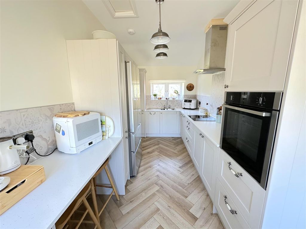 Property photo 2 of 40 Modern Breakfast Kitchen
