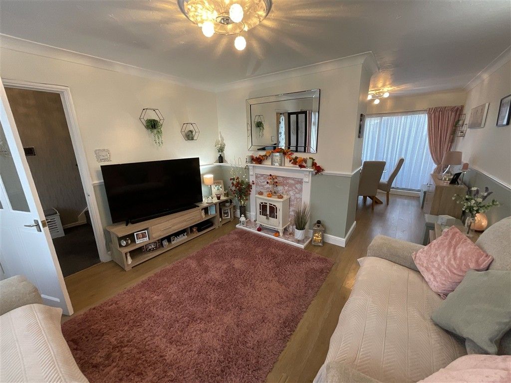 Property photo 3 of 11 Lounge