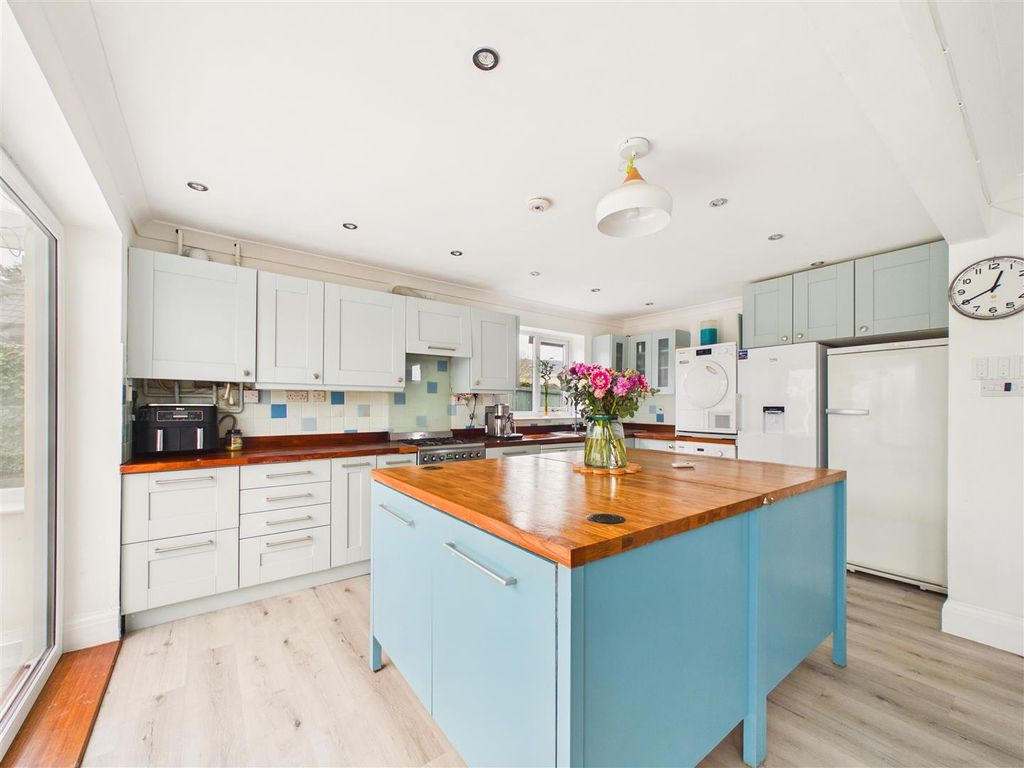 Property photo 3 of 21 Cam03303G0-Pr0338-Still005.Jpg