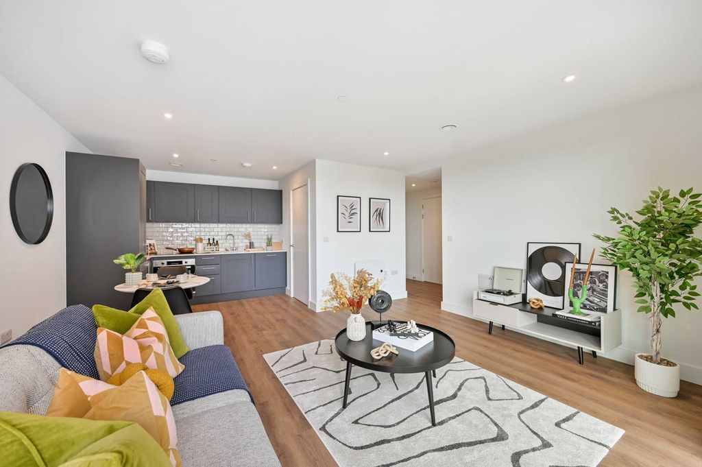 Property photo 1 of 32