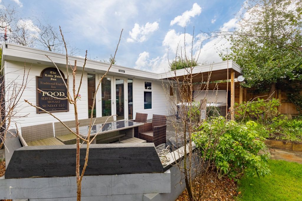 Property photo 2 of 34 Rear Garden