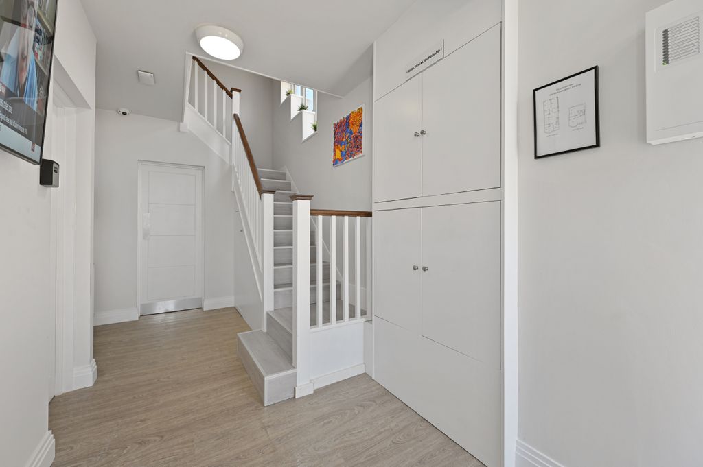 Property photo 3 of 7 Cs - 142 Hagden Lane - Hall3 (1).Jpg