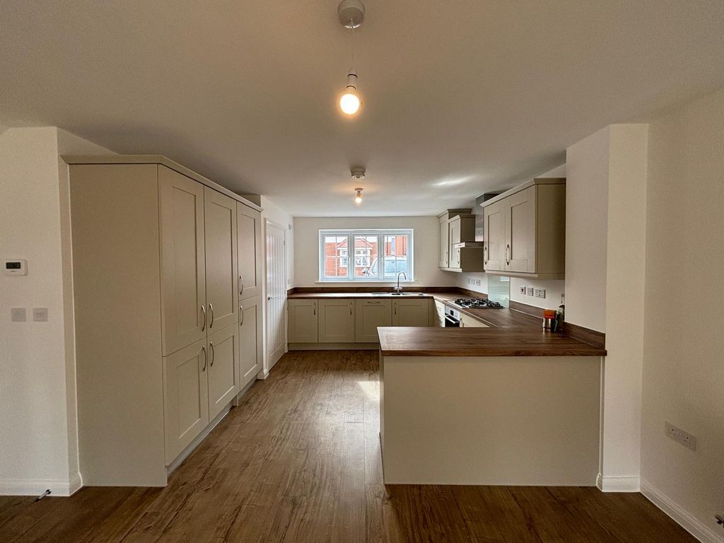 Property photo 2 of 11 Kitchen