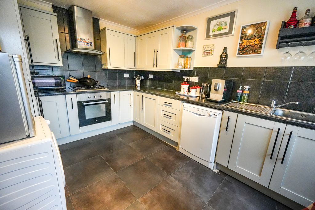 Property photo 3 of 20 Kitchen/Dining Room