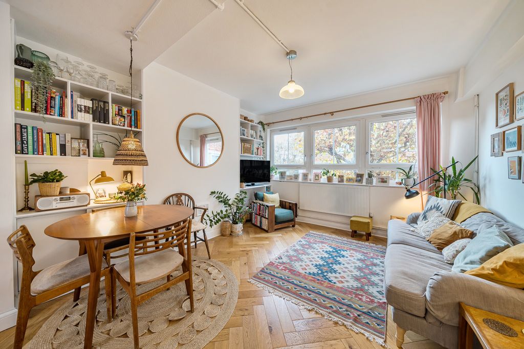 Property photo 1 of 20 Lounge