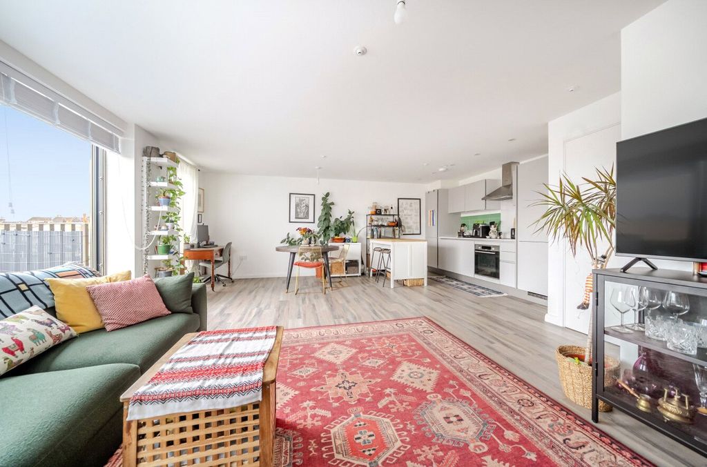 Property photo 1 of 10 1374067-16-6904c0...