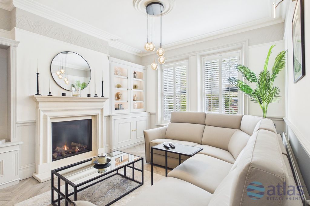 Property photo 2 of 42 Lounge