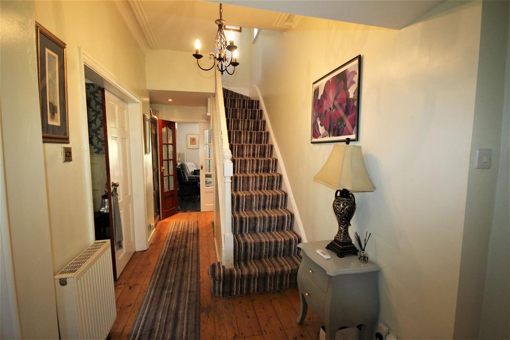 Property photo 3 of 30 Entrance Hall