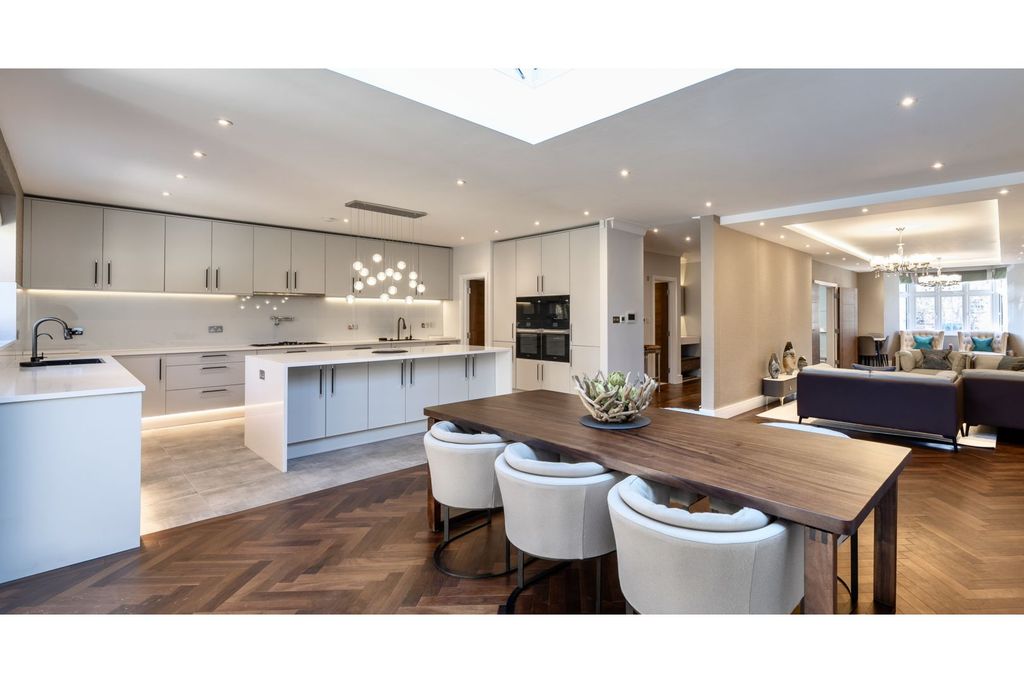 Property photo 2 of 40 Kitchen/Dining Room