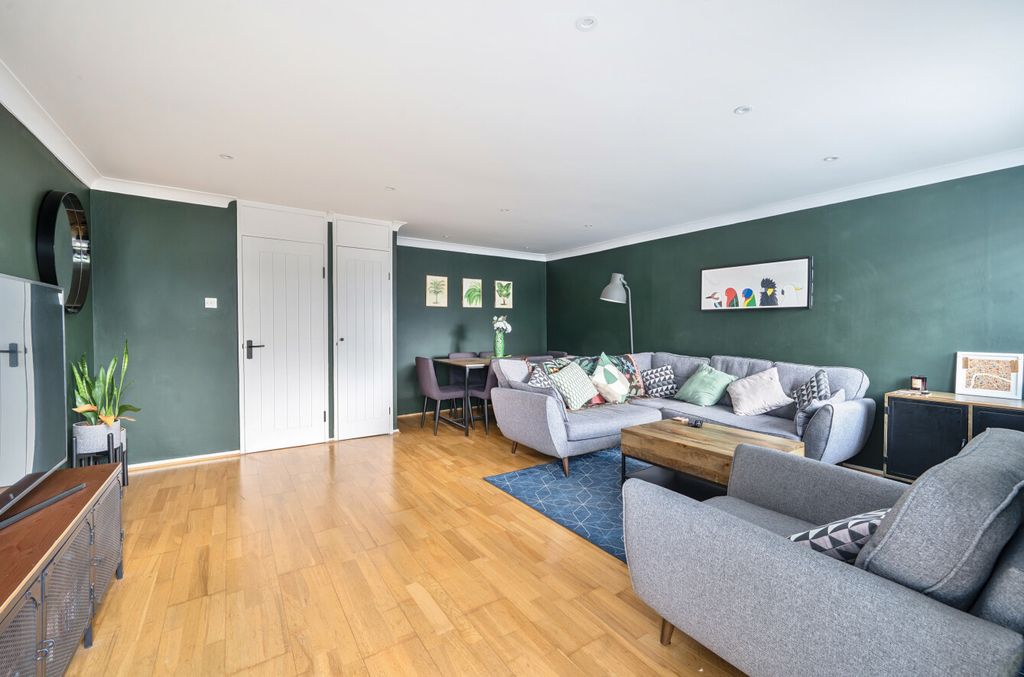 Property photo 3 of 11 1327679-12-687E65...