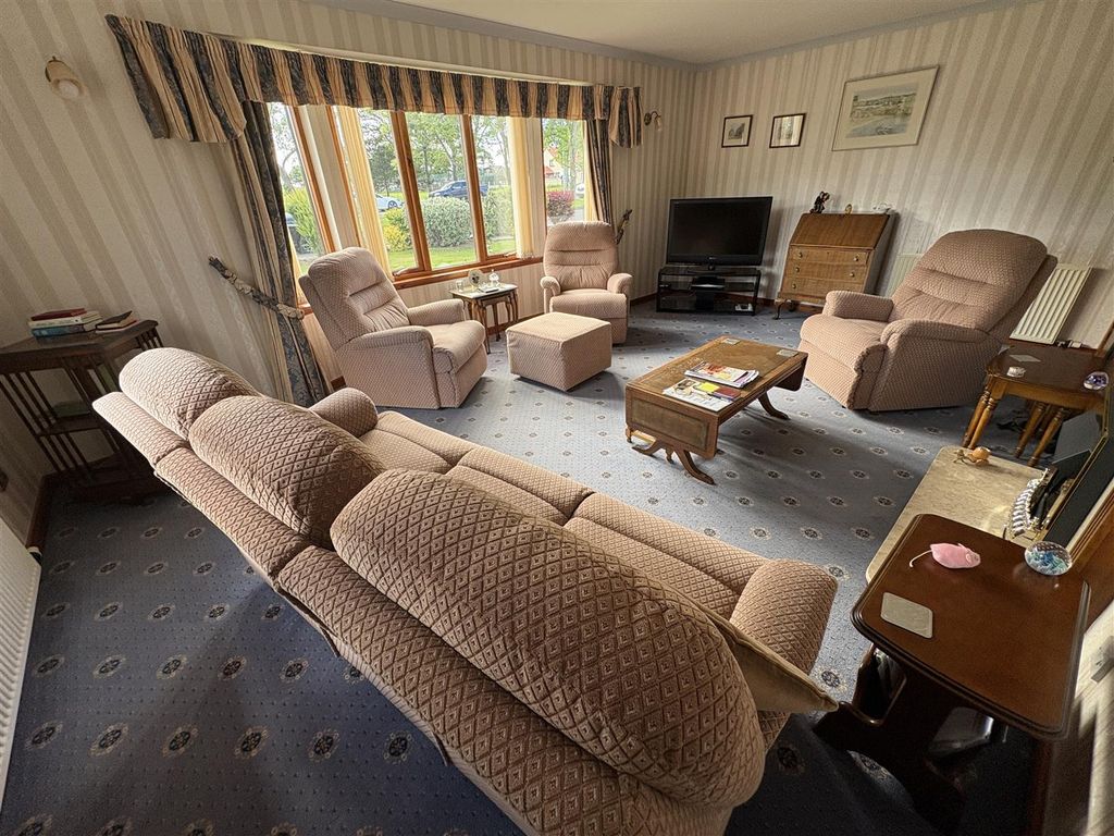 Property photo 3 of 30 Lounge