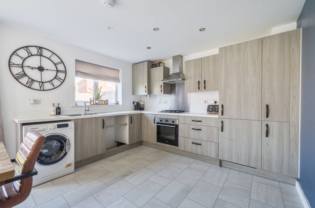 Property photo 3 of 11 1468304-15-6A15d2...