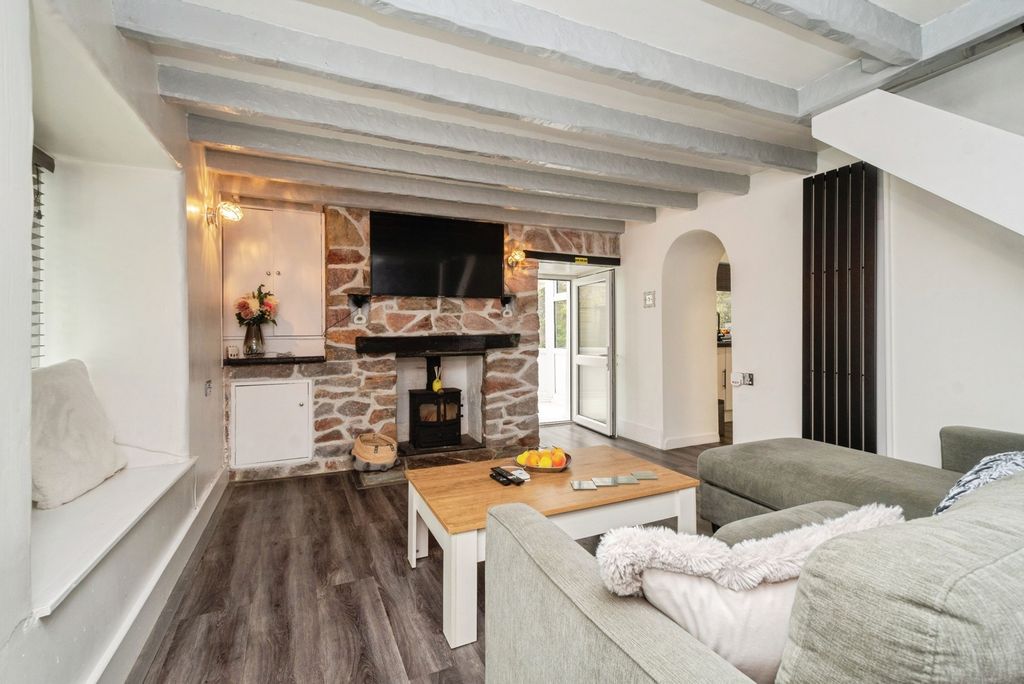 Property photo 2 of 19 Lounge