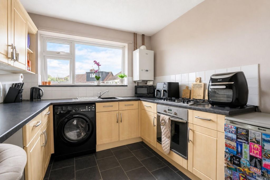 Property photo 3 of 11 Kitchen