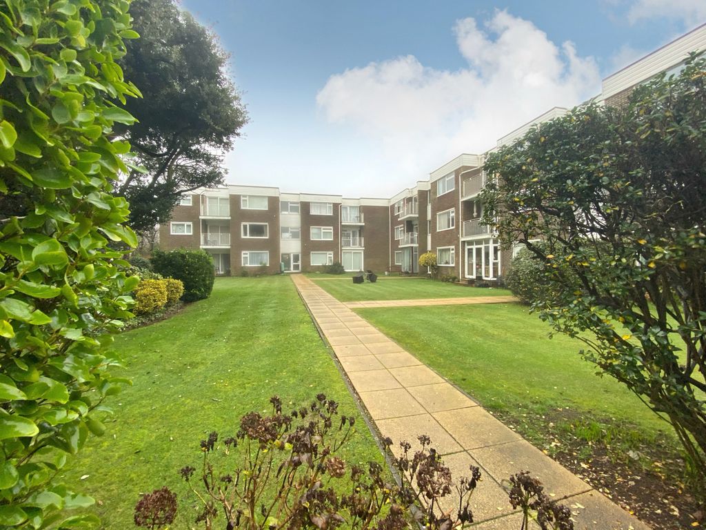 Property photo 1 of 10 2 Bed Flat To Rent Needles Court, Lymington So41