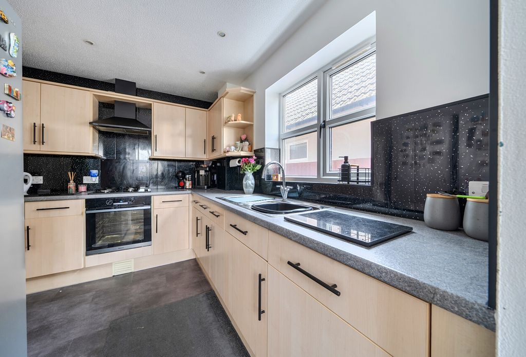 Property photo 1 of 17 Kitchen