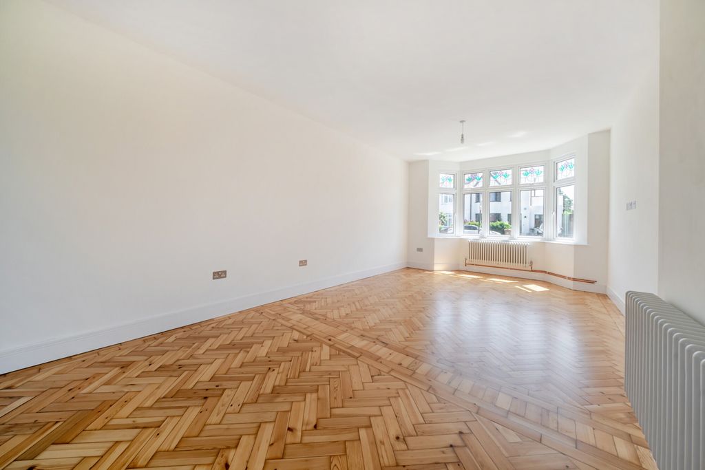Property photo 3 of 18 1480579-12-6A3930...