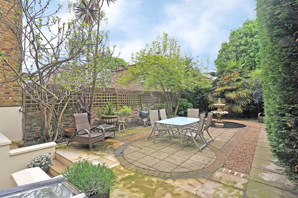 Property photo 2 of 10 Garden