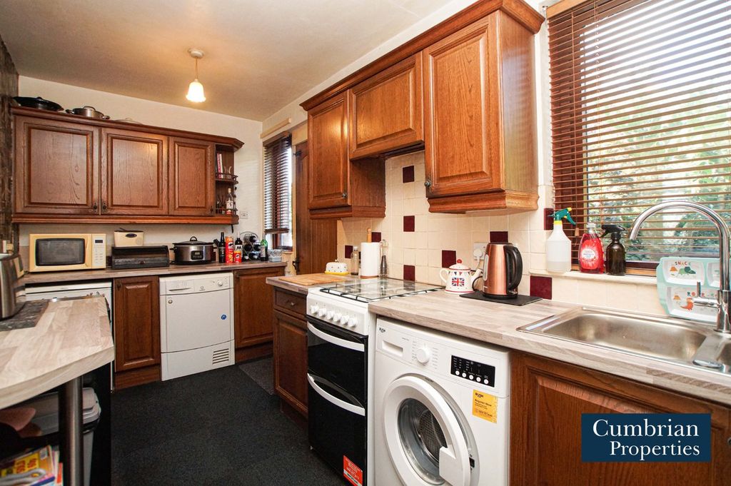 Property photo 2 of 11 Dining Kitchen