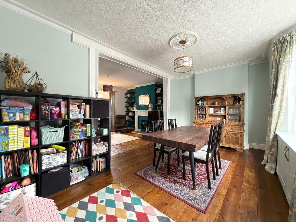 Property photo 3 of 28