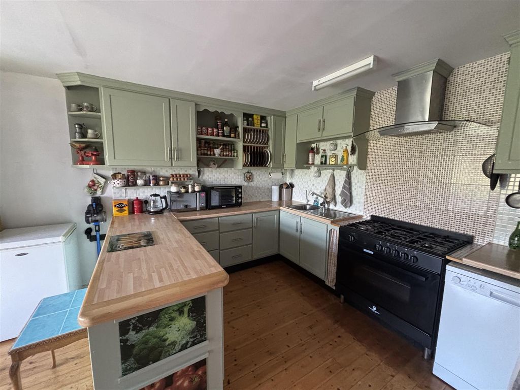 Property photo 3 of 17 Kitchen