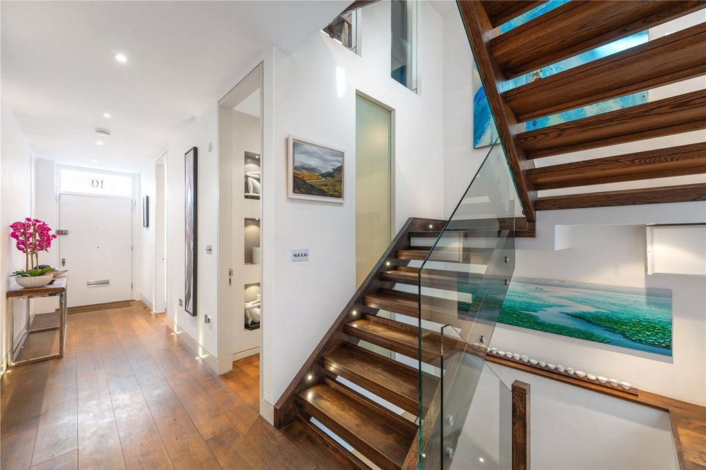 Property photo 3 of 12 Entrance