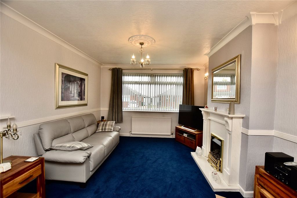 Property photo 3 of 12 Lounge