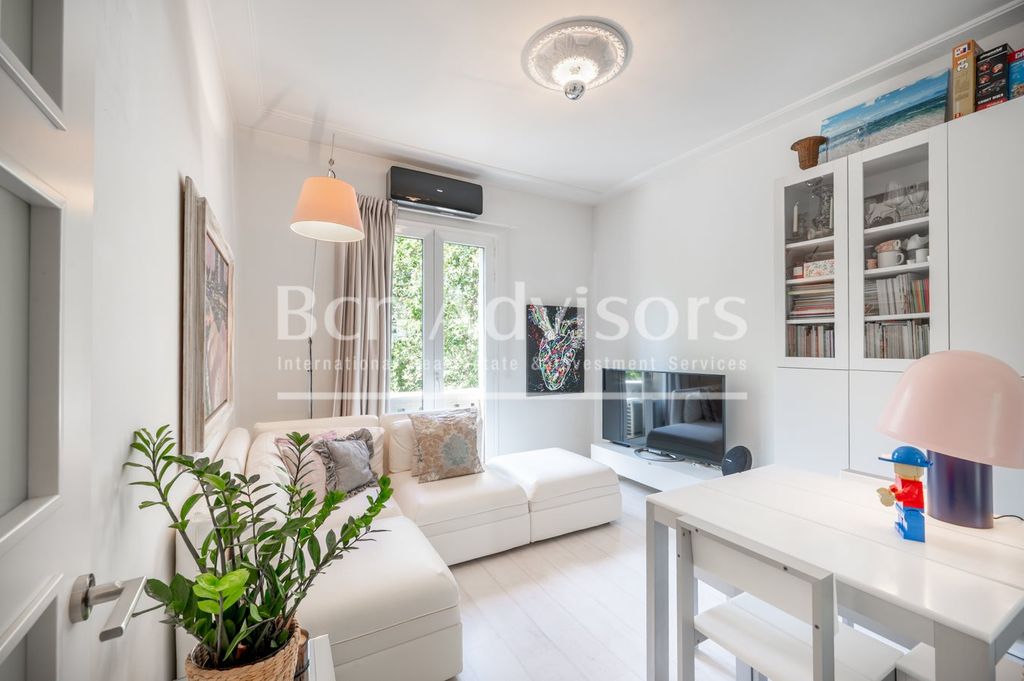 Property photo 1 of 25 Great And Centrally Located Flat In A Classic Building In The Eixample