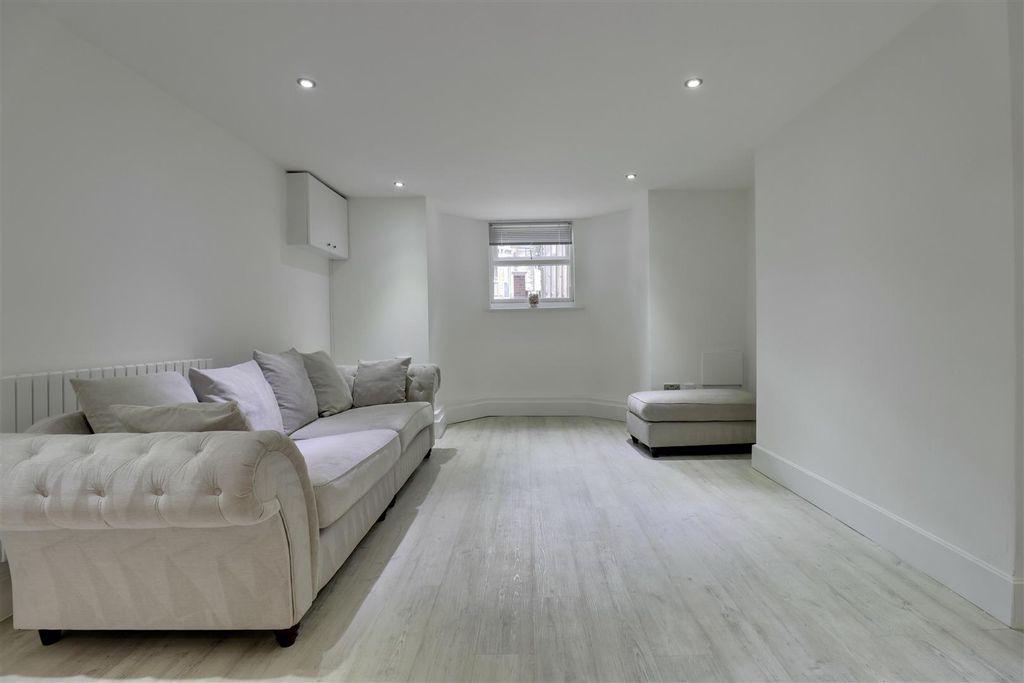 Property photo 3 of 23 7A4Ea985-51Bd-4Bfd-B5Bd-D7910E2A41C2_1_201_A.Jpeg