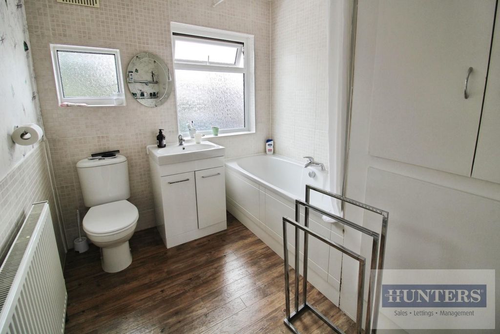 Property photo 3 of 19 Family Bathroom