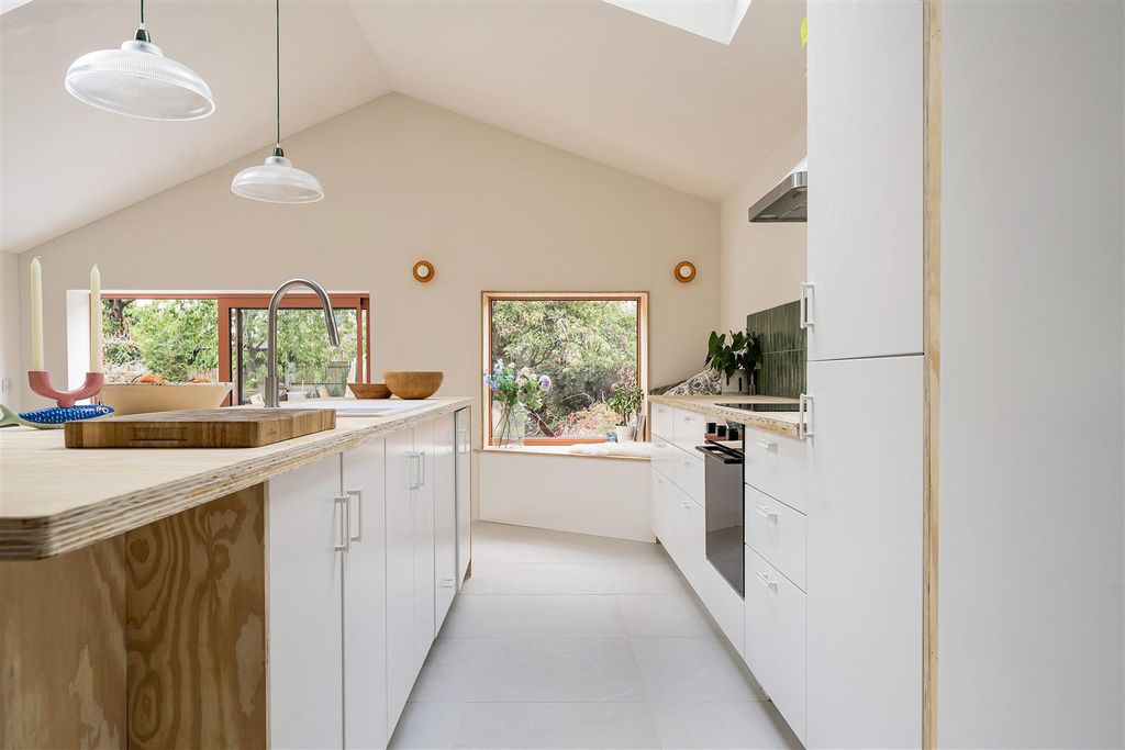 Property photo 3 of 48 Matlock Road, E10